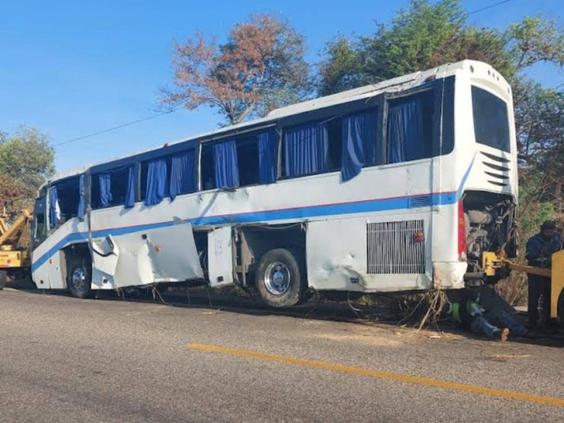 Camión con migrantes se vuelca en carretera de Oaxaca