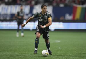 Chicharito Hernandez asegura negociaciones avanzadas para volver a Chivas