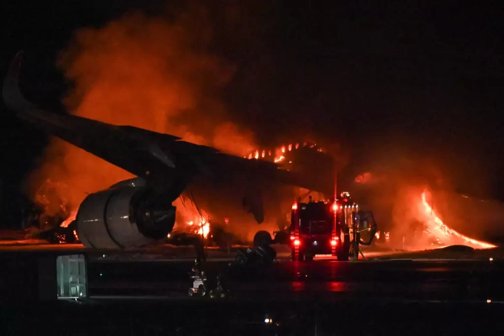 Choque de aviones en Japón deja cinco muertos (VIDEO)