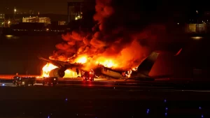 Choque de aviones en Japon deja cinco muertos VIDEO