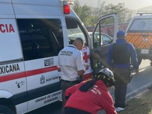 Hombre se marea y cae desde un puente peatonal 1