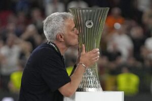 Roma despide a Jose Mourinho y llega Daniele De Rossi.