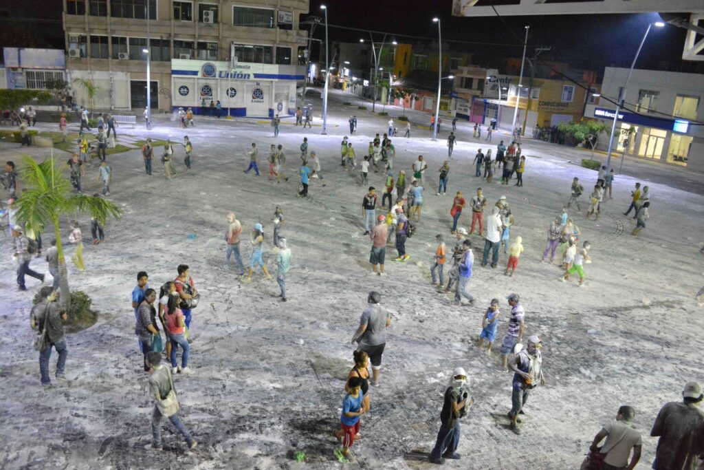 Tiradera de harina tradición del Carnaval más raro del mundo .