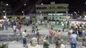 Tiradera de harina tradicion del Carnaval mas raro del mundo
