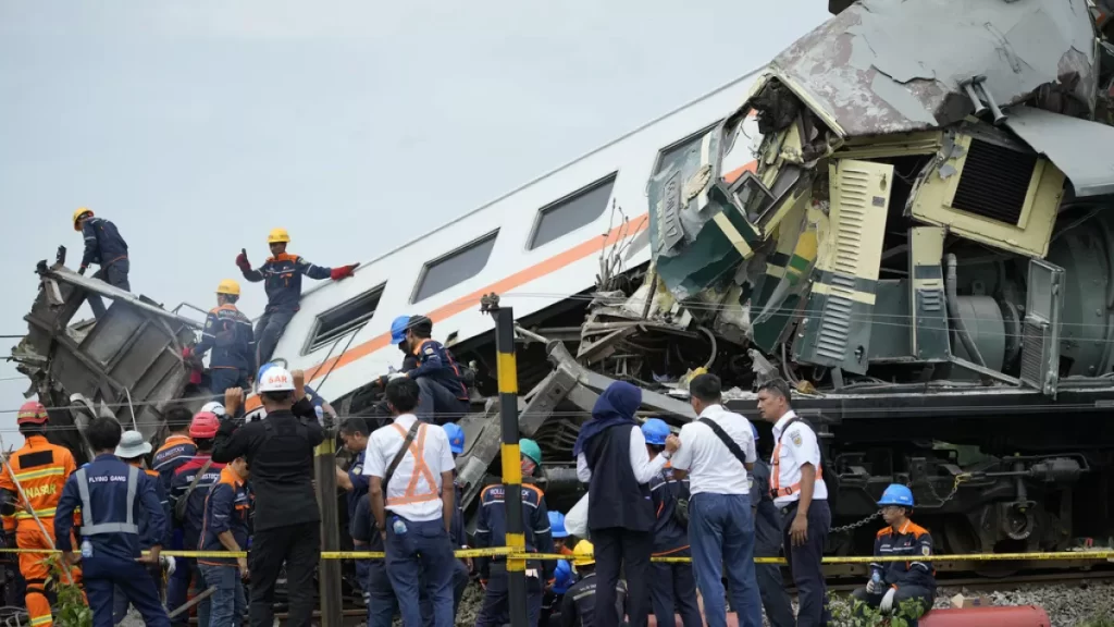 Trenes en Indonesia chocan, dejan 42 heridos y cuatro muertos