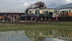 Trenes en Indonesia chocan dejan 42 heridos y cuatro muertos