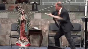 VIDEO: Pastor rompe imagen de la Virgen de Guadalupe y causa indignación