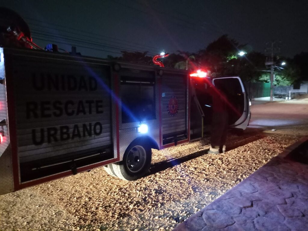 Rescatan a trabajador del IMSS Cancún que quedó atrapado en un elevador