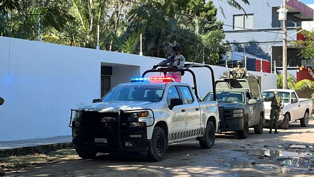 Hallan 5 cuerpos sin vida dentro de un taxi en Bonfil