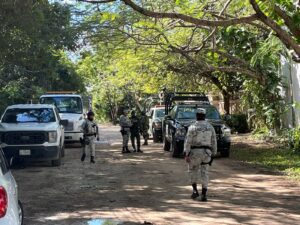 Hallan 5 cuerpos sin vida dentro de un taxi en Bonfil 