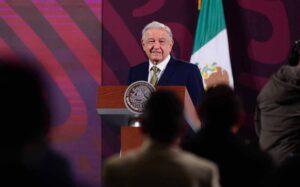 Esta mañana desde conferencia, el presidente, Andrés Manuel López Obrador (AMLO), adelantó que en su iniciativa de reforma a las pensiones que enviará al Congreso el próximo 5 de febrero, se establece que el gobierno federal asumiría parte del pago de las pensiones, para que el trabajador se jubile con su último sueldo.