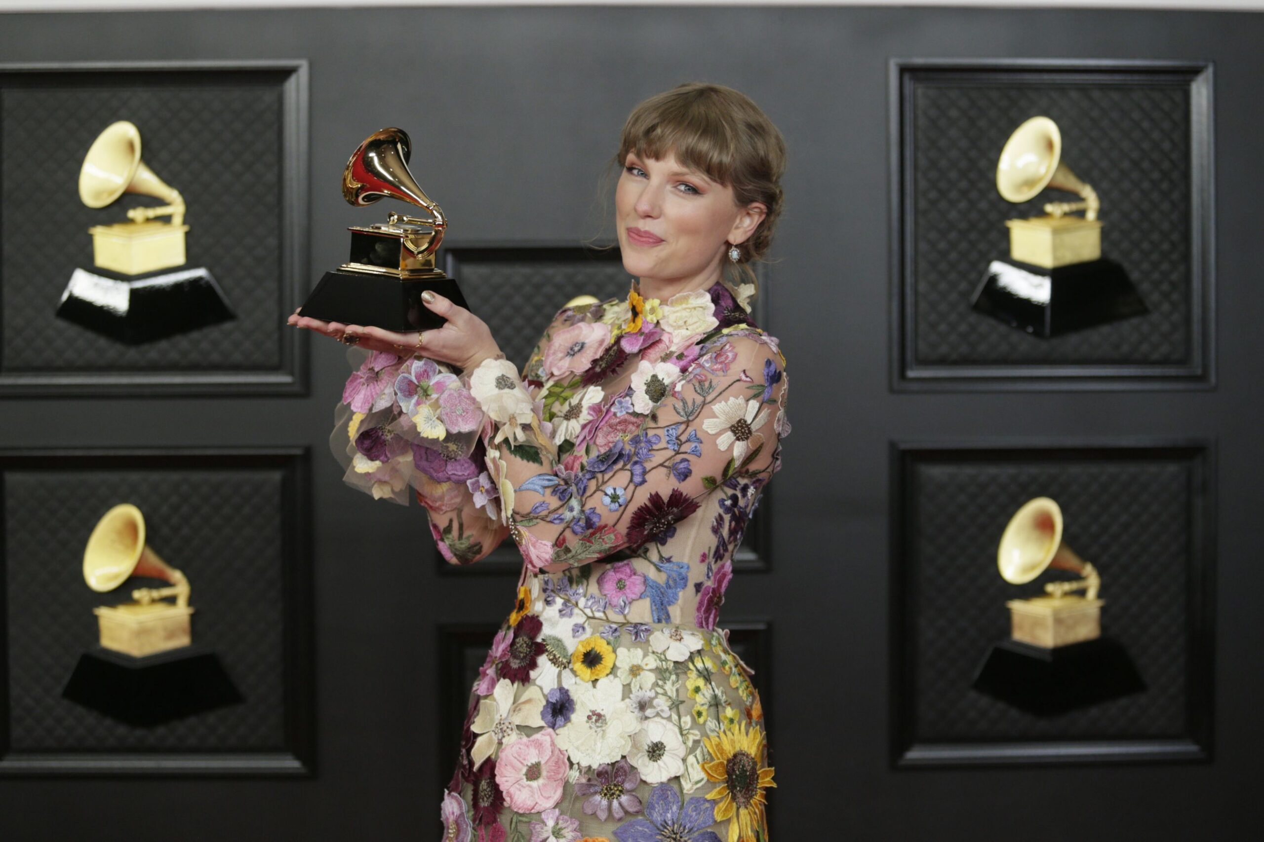 taylor swift at the 63rd annual grammy awards broadcast news photo 1706010778 scaled