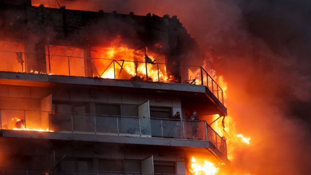 FOTOS: Así fue el impactante incendio que afectó a edificio en Valencia