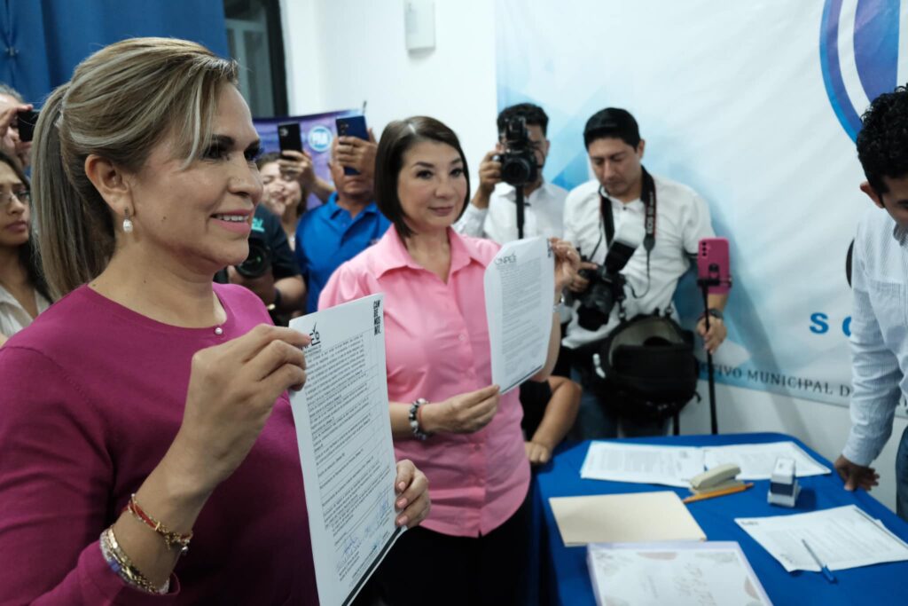 Lili Campos se registra como aspirante del PAN a Presidencia Municipal de Solidaridad Foto cortesía Periodismo Objetivo