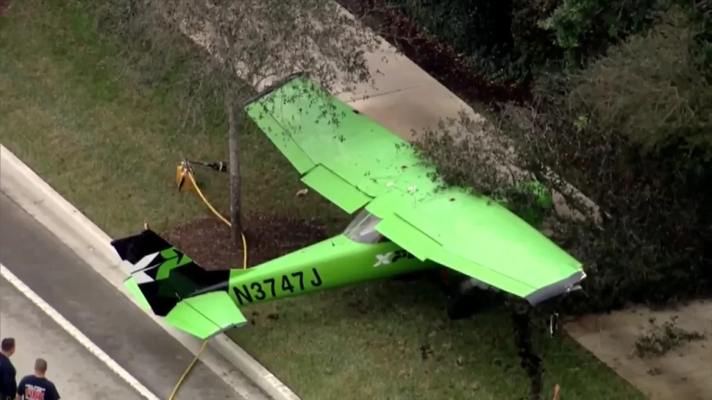 Avioneta aterriza en avenida transitada (VIDEO)