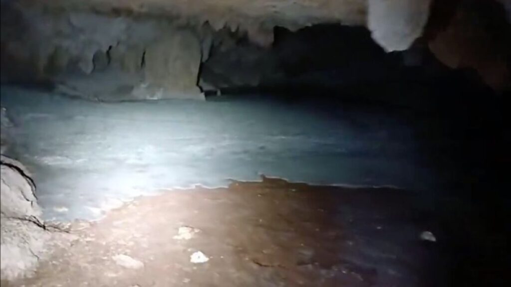Caverna invadida con cemento de obras del Tren Maya