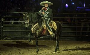 Pepe Aguilar asegura que se vio mal Bad Bunny montando a caballo