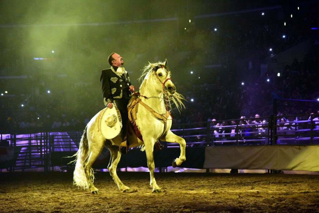 Pepe Aguilar asegura que se vio mal Bad Bunny montando a caballo