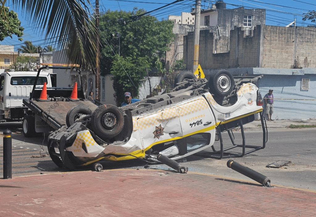 Choque entre patrulla de Tránsito y automóvil en Cancún deja 2 lesionados