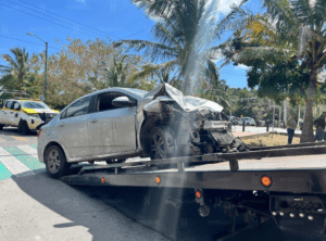 Choque entre patrulla de Tránsito y automóvil en Cancún deja 2 lesionados