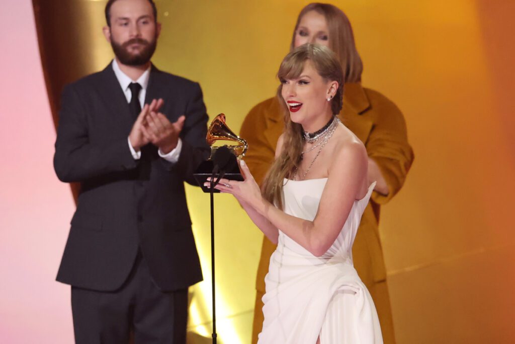 Taylor Swift habría ignorado a Céline Dion en los Grammy 2024