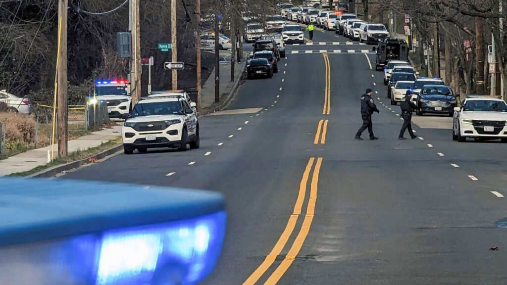 Tres heridos en tiroteo contra policías de Washington