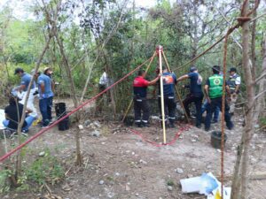 Madres Buscadoras y FGE hallan osamenta en cenote de Bonfil 