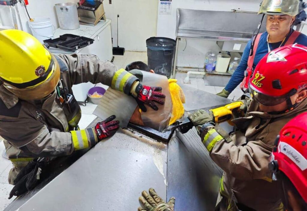 Hombre que pretendía robar rosticería , se atora en campana de cocina