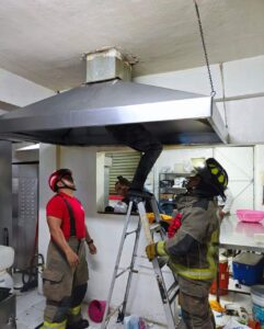 Hombre que pretendía robar rosticería , se atora en campana de cocina