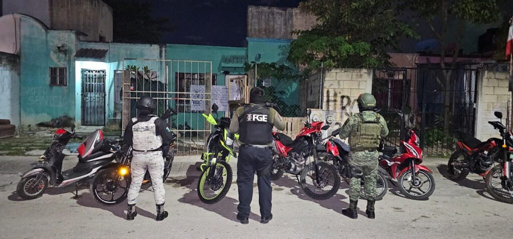 Aseguran motocicletas con reporte de robo durante cateo en Haciendas del Caribe
