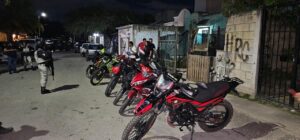 Aseguran motocicletas con reporte de robo durante cateo en Haciendas del Caribe