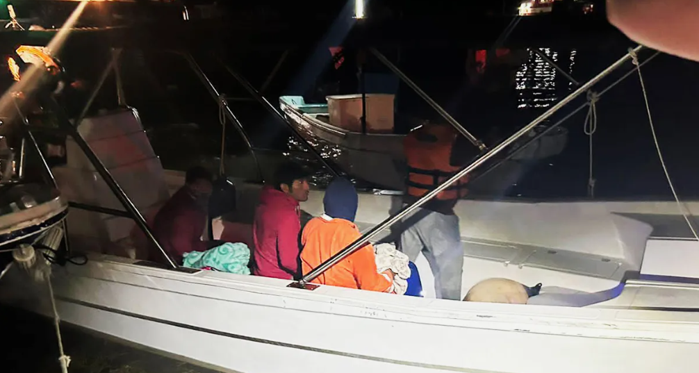 Rescatan a pescadores tras 6 días a la deriva en Quintana Roo