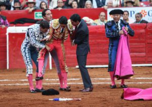 Torero Héctor Gutiérrez sufre cornada durante corrida en Plaza México