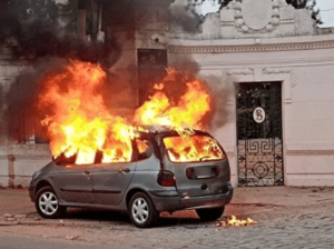 Video: Auto en llamas paraliza periférico de CDMX