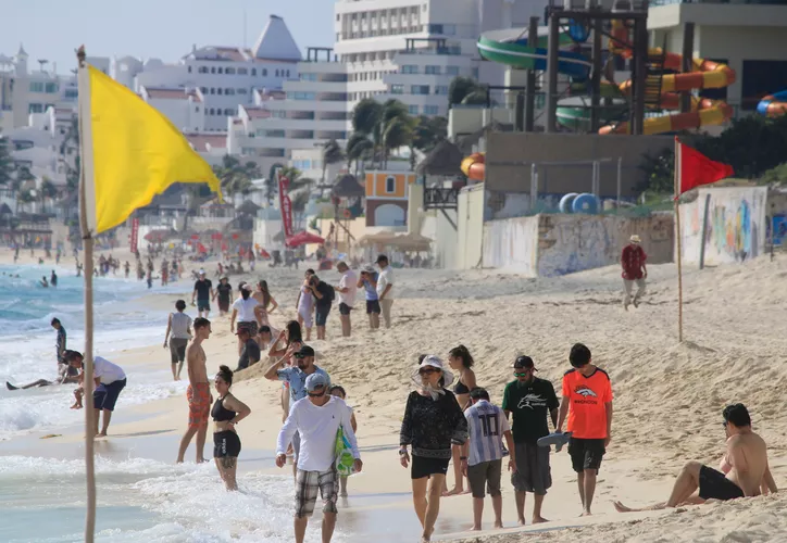"Imprudencia de turistas y locales" La principal causa de rescates en Playa Delfines de Cancún