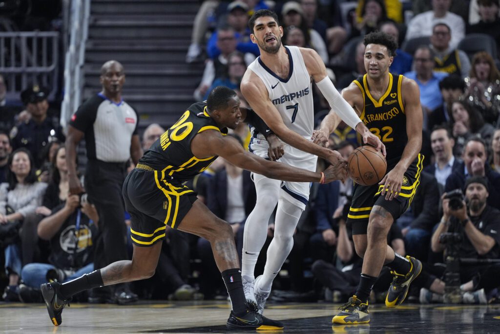 Santi Aldama, frente al jugador más sucio de la NBA