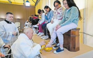 Papa Francisco lava pies a mujeres en prisión durante Jueves Santo