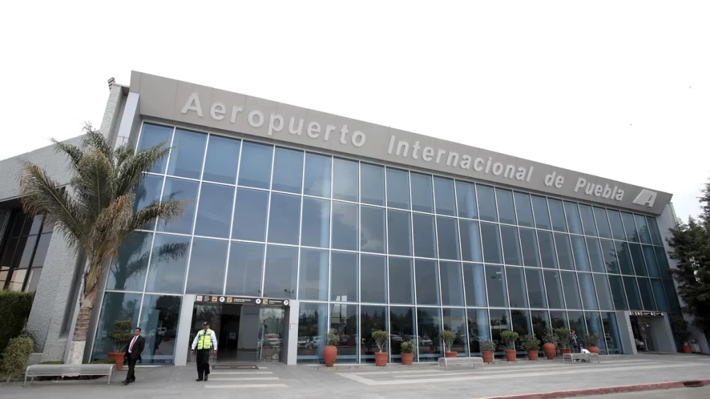 Aeropuerto de Puebla suspende actividades por ceniza del Popocatépetl