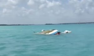 VIDEO: Así se hundió una embarcación en bacalar con 12 turistas abordo FOTO CORTESÍA