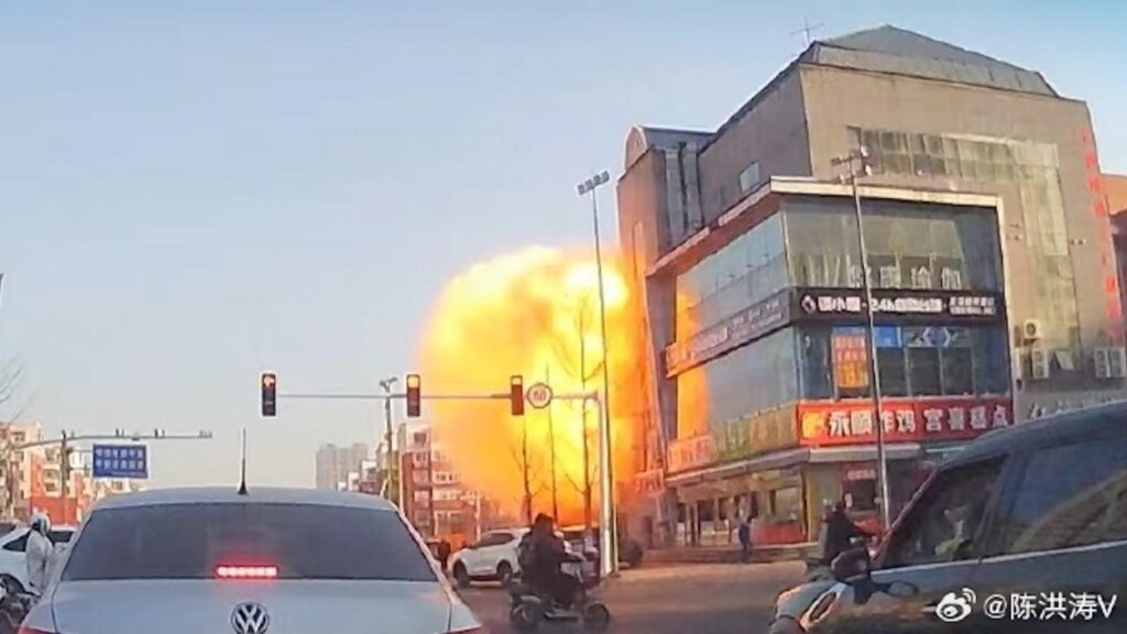 Captan explosión de edificio en China (VIDEO)