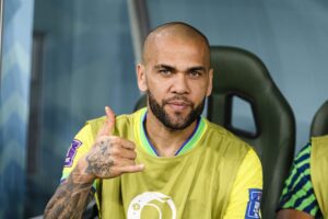 Dani Alves asegura no se fugaria y solicita libertad