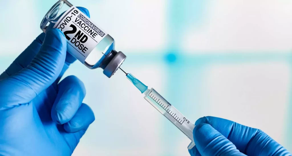 Hombre se vacuna más de 200 veces contra el Covid-19