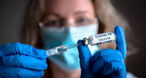 Hombre se vacuna mas de 200 veces contra el Covid 19