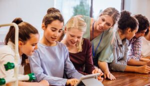 Mujeres en la ciencia: Celebrando el legado de 8 científicas visionarias