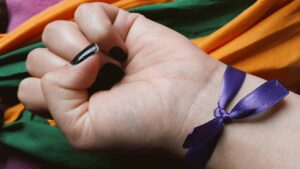 Por qué el lazo de color morado es el símbolo del Día de