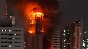 Rascacielos en Brasil es consumido por fuerte incendio VIDEO