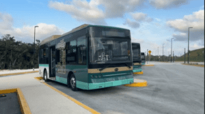 Tren Maya: Llegan nuevos autobuses para traslado del aeropuerto-estación Cancún