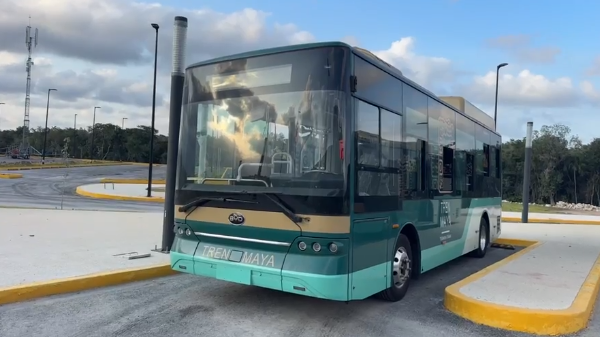 Tren Maya: Llegan nuevos autobuses para traslado del aeropuerto-estación Cancún