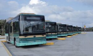 Tren Maya: Llegan nuevos autobuses para traslado del aeropuerto-estación Cancún
