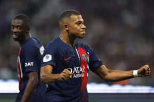 VIDEO Mbappe rechaza firmar pancarta del Real Madrid 1